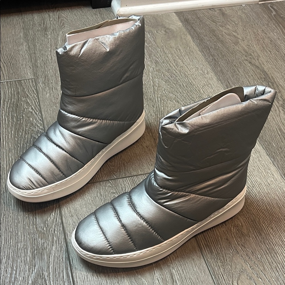 Kenneth Cole gentle souls Metallic‎ Silver Quilted Boots 7.5 women’s new